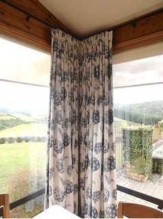 Corner curtains